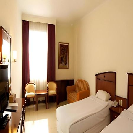 Karlita Hotel Tegal Exterior foto