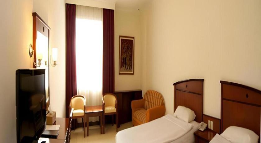 Karlita Hotel Tegal Exterior foto