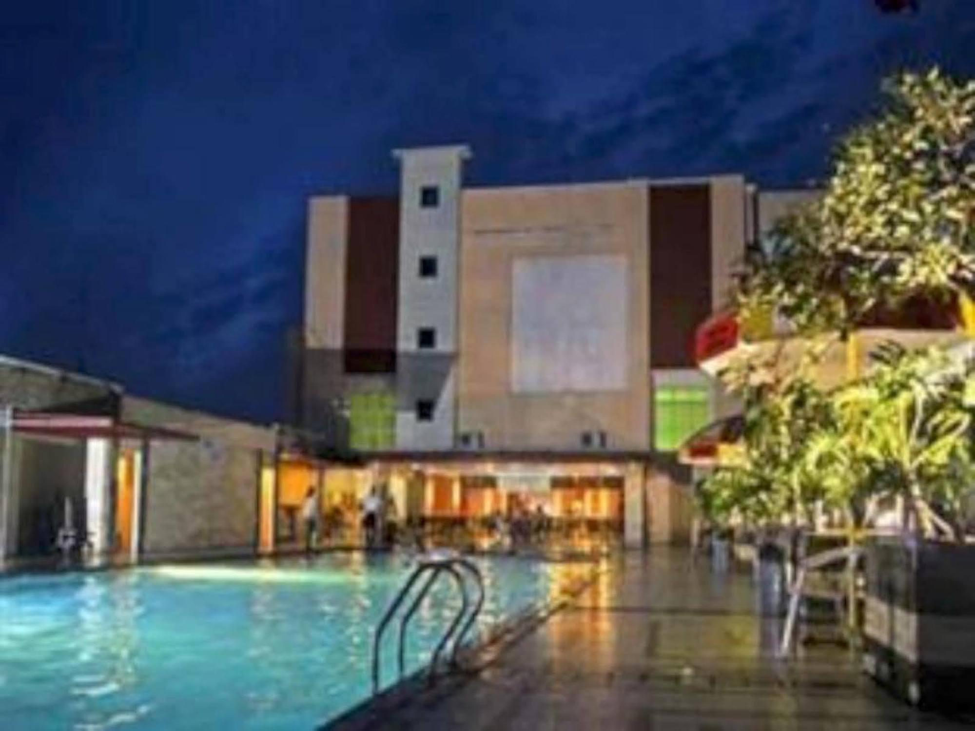 Karlita Hotel Tegal Exterior foto