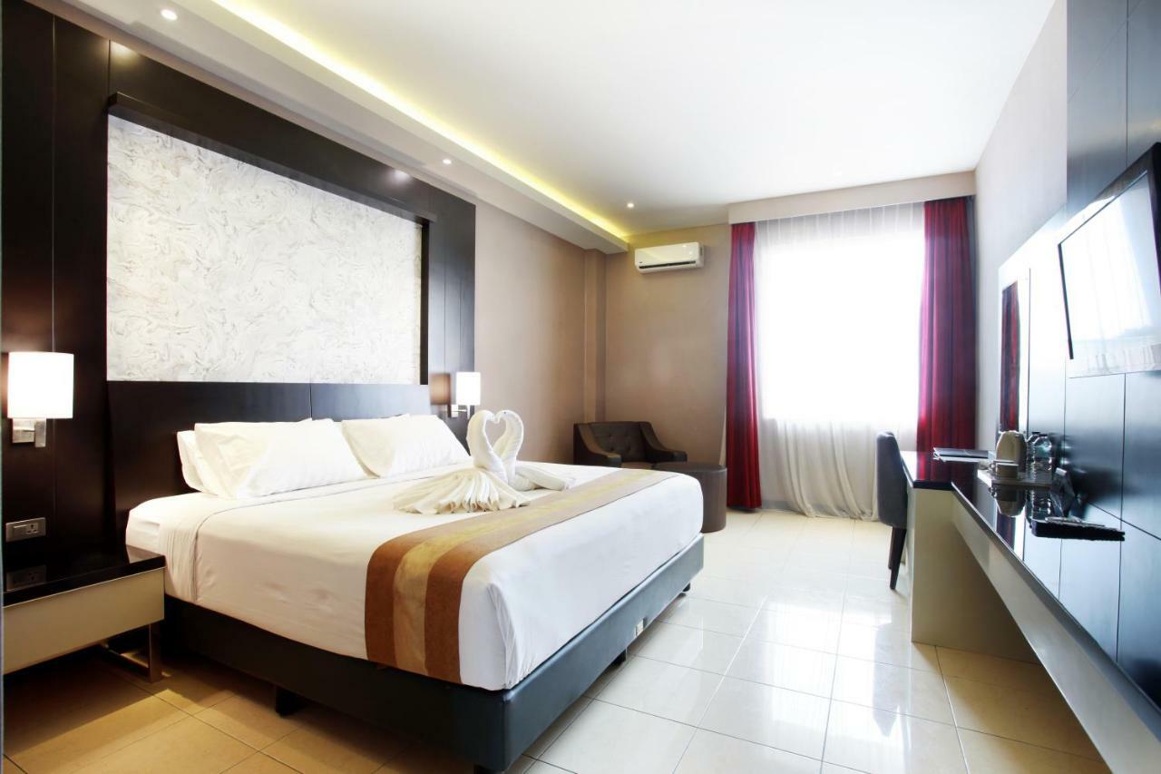Karlita Hotel Tegal Exterior foto